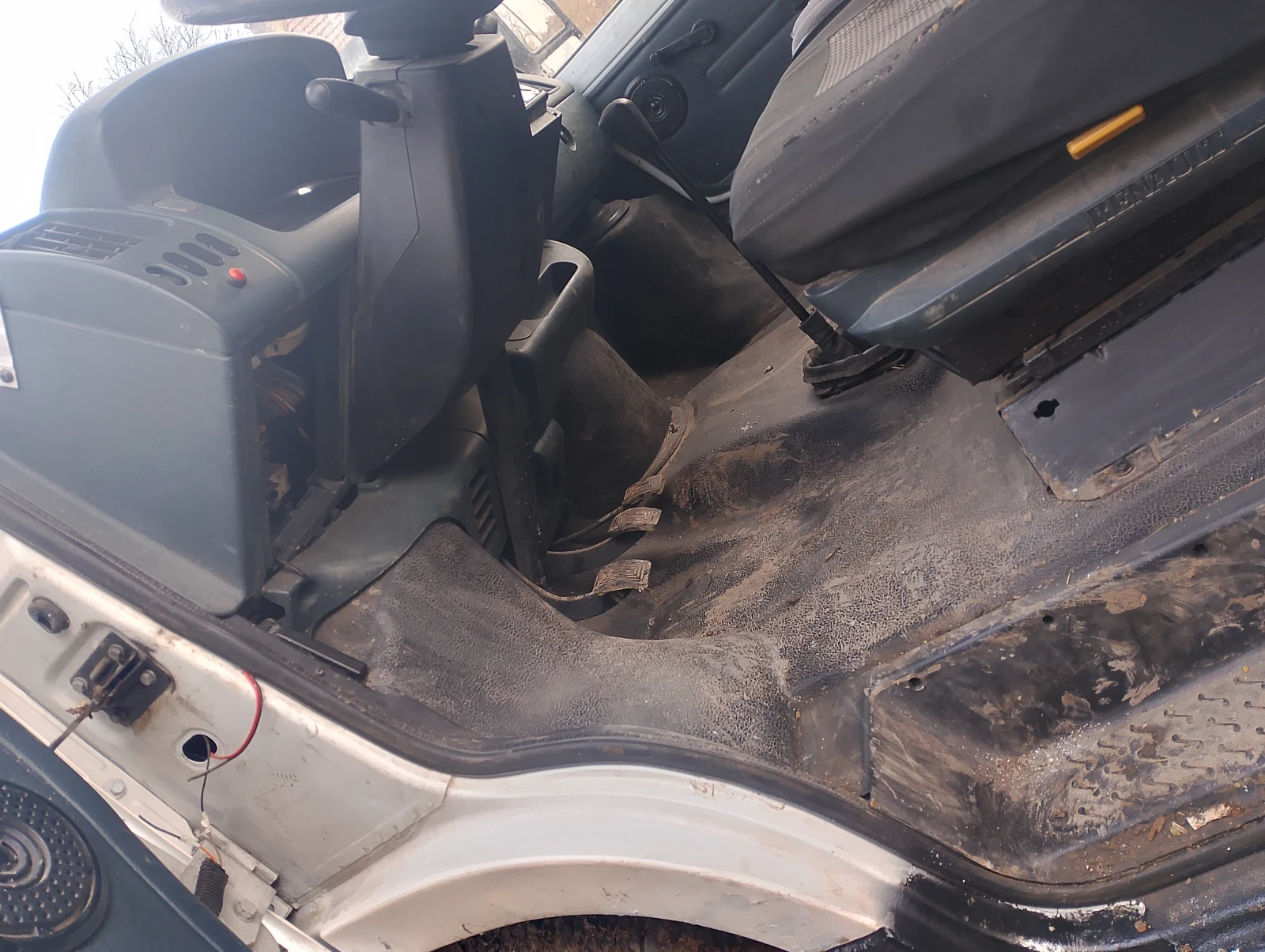 Renault Trafic 2.5 - изображение 2