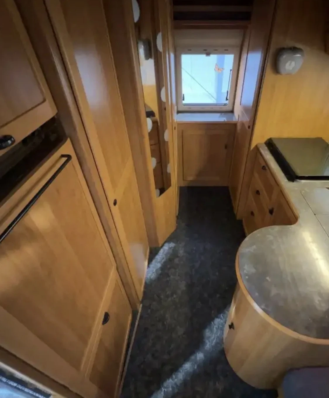 Кемпер HYMER / ERIBA B690, снимка 8 - Каравани и кемпери - 56135790