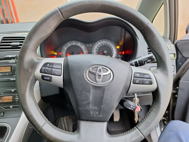 Toyota Auris Auris, снимка 12 - Автомобили и джипове - 48269860