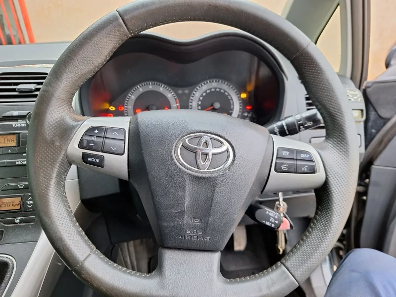 Toyota Auris Auris, снимка 13 - Автомобили и джипове - 48269860