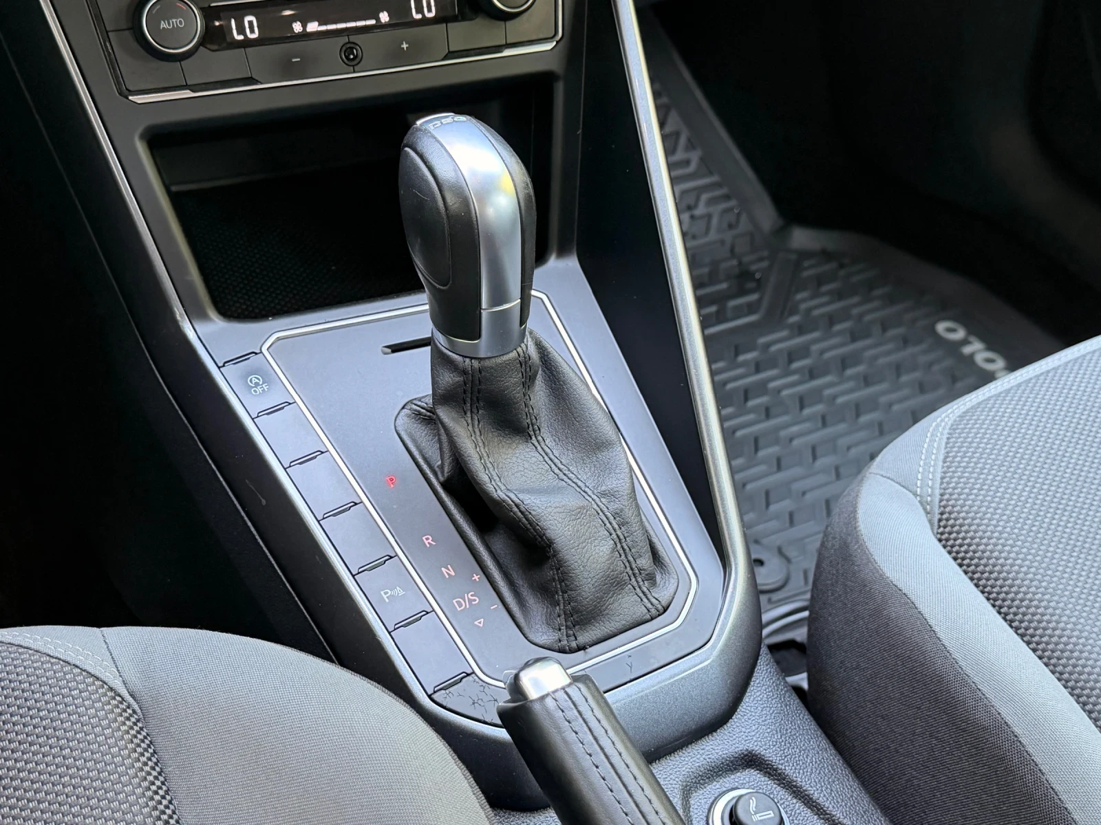 VW Polo 1.0i / АВТОМАТИК , снимка 14 - Автомобили и джипове - 54630682