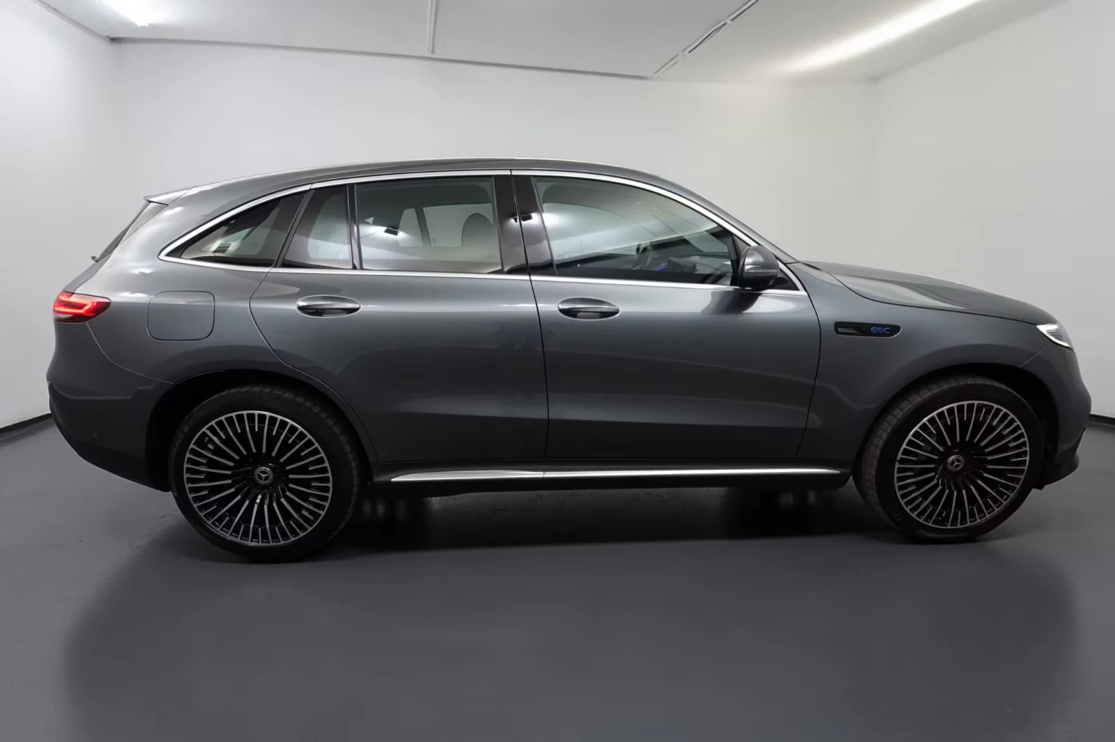 Mercedes-Benz EQC 400 4matic AMG 360* MultiB DISTR HUD Winter Pack, снимка 4 - Автомобили и джипове - 54126455