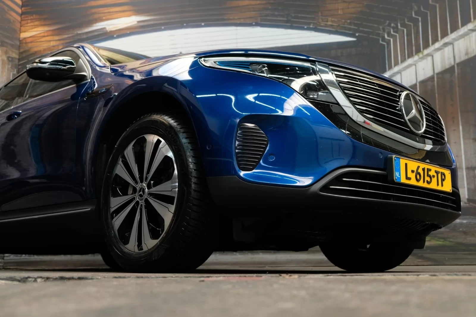 Mercedes-Benz EQC 400 4matic 360 Matrix DIST HUD Winter Pack Burmest, снимка 4 - Автомобили и джипове - 54126455