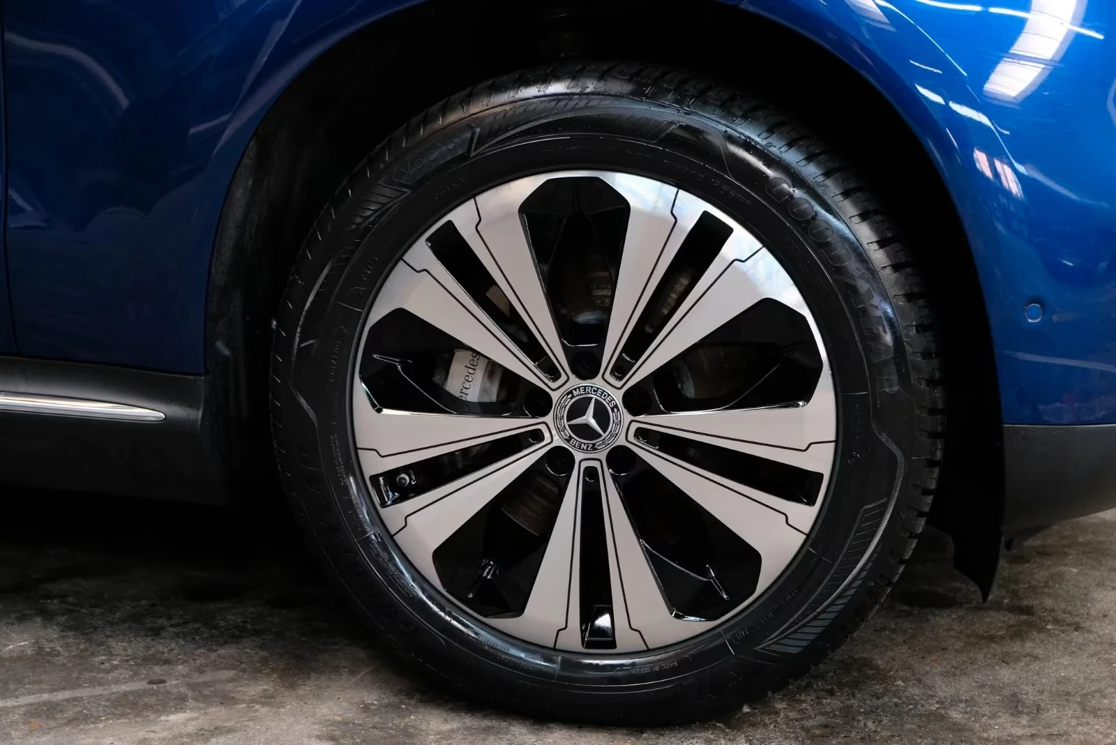 Mercedes-Benz EQC 400 4matic 360 Matrix DIST HUD Winter Pack Burmest, снимка 8 - Автомобили и джипове - 54126455