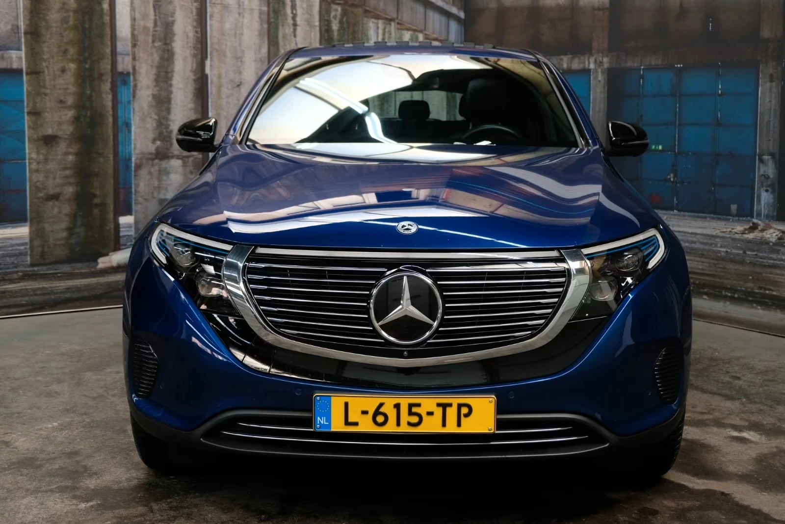 Mercedes-Benz EQC 400 4matic 360 Matrix DIST HUD Winter Pack Burmest, снимка 2 - Автомобили и джипове - 54126455