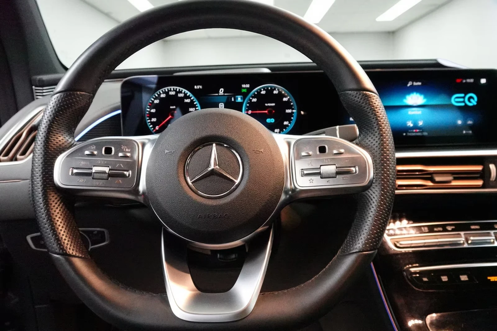 Mercedes-Benz EQC 400 4matic AMG 360* MultiB DISTR HUD Winter Pack, снимка 14 - Автомобили и джипове - 54126455