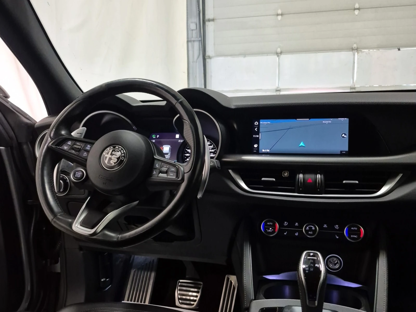 Alfa Romeo Stelvio * TI SPORT * CARFAX * , снимка 10 - Автомобили и джипове - 56155587