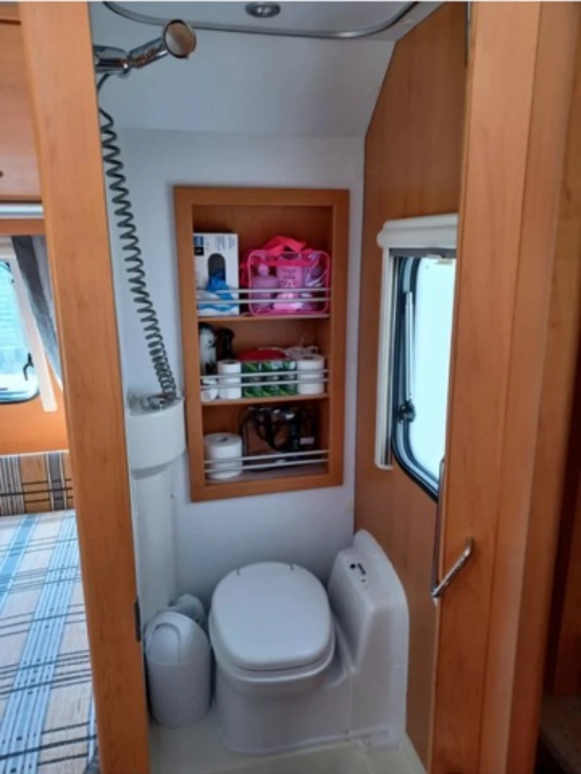 Каравана HYMER / ERIBA 465 Living, снимка 6 - Каравани и кемпери - 55848605