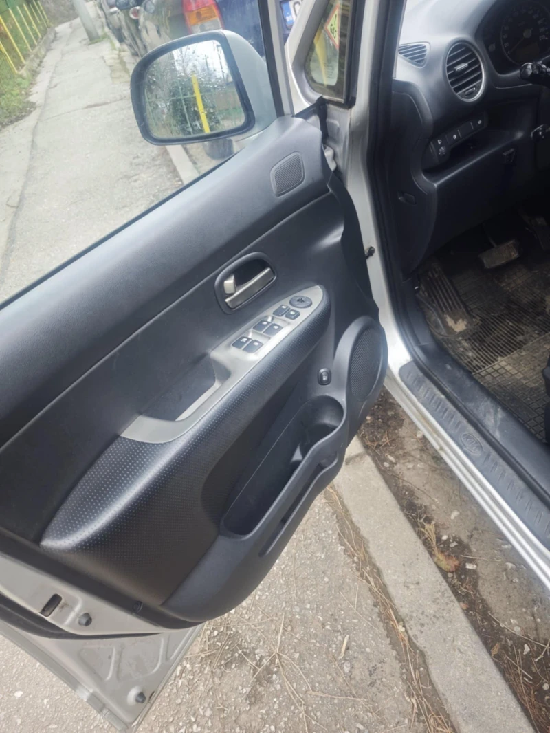 Kia Carens, снимка 9 - Автомобили и джипове - 52695576