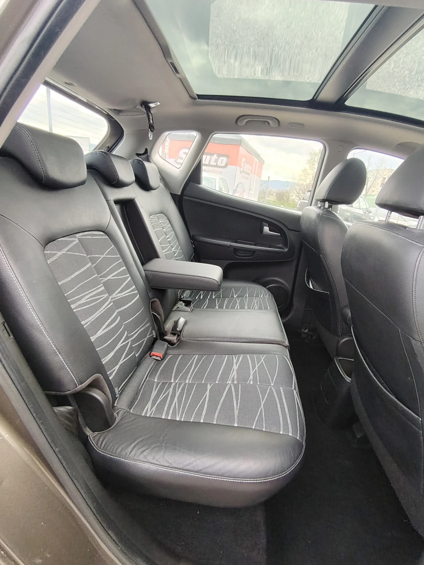 Kia Venga 1.6i 16V, снимка 13 - Автомобили и джипове - 54148809