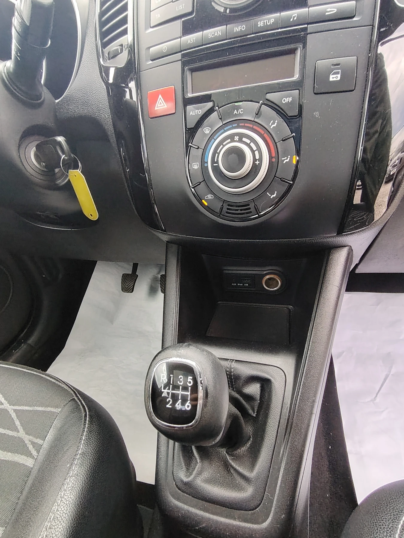 Kia Venga 1.6i 16V, снимка 9 - Автомобили и джипове - 54148809