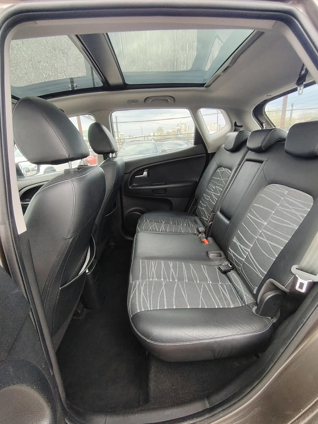 Kia Venga 1.6i 16V, снимка 14 - Автомобили и джипове - 54148809