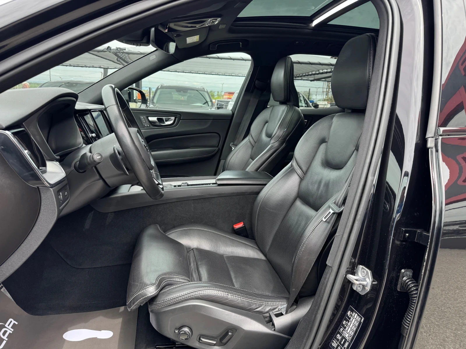 Volvo XC60 D5* AWD* R DESIGN* HEAD UP* ОБДУХВАНЕ* ПАНОРАМА* F, снимка 10 - Автомобили и джипове - 54720477
