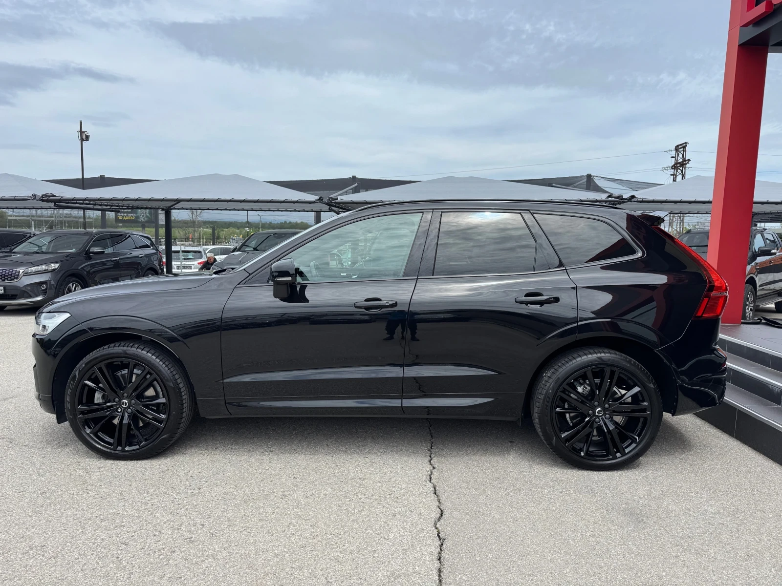 Volvo XC60 D5* AWD* R DESIGN* HEAD UP* ОБДУХВАНЕ* ПАНОРАМА* F, снимка 3 - Автомобили и джипове - 54720477