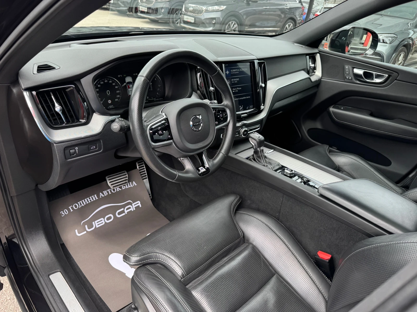 Volvo XC60 D5* AWD* R DESIGN* HEAD UP* ОБДУХВАНЕ* ПАНОРАМА* F, снимка 11 - Автомобили и джипове - 54720477