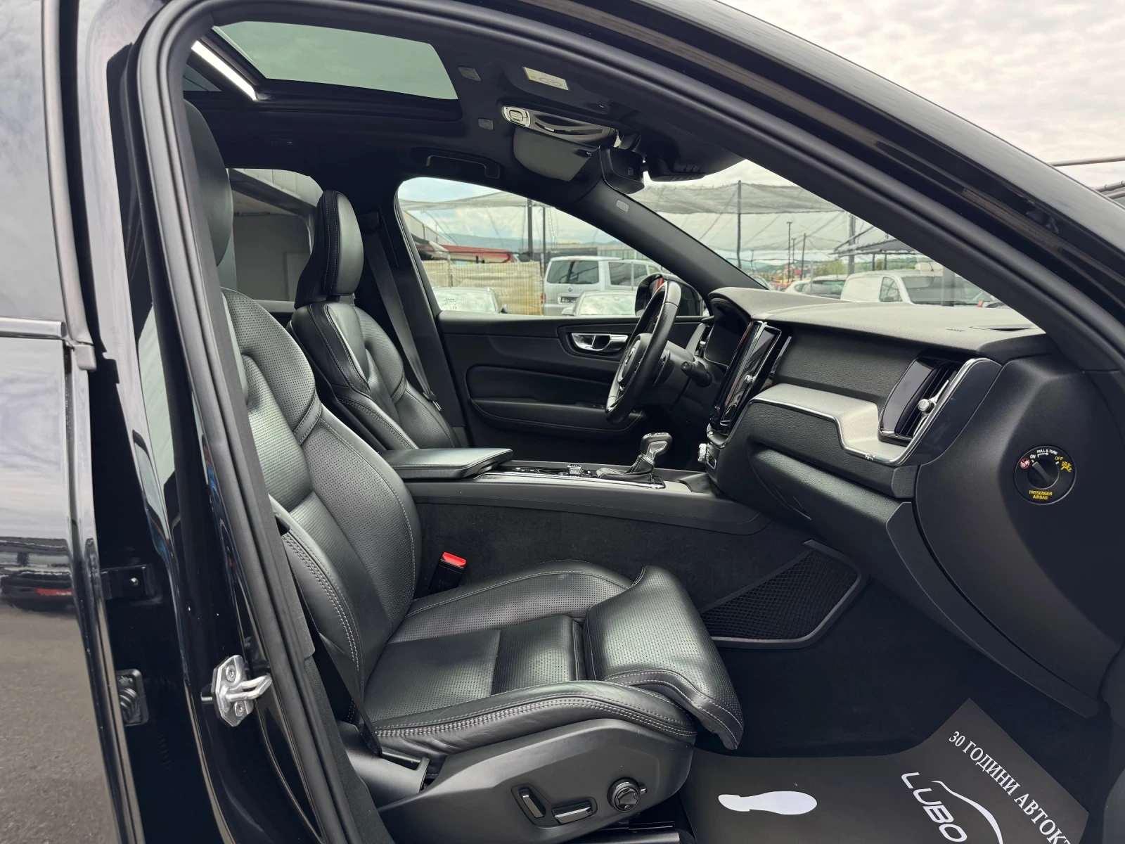 Volvo XC60 D5* AWD* R DESIGN* HEAD UP* ОБДУХВАНЕ* ПАНОРАМА* F, снимка 17 - Автомобили и джипове - 54720477