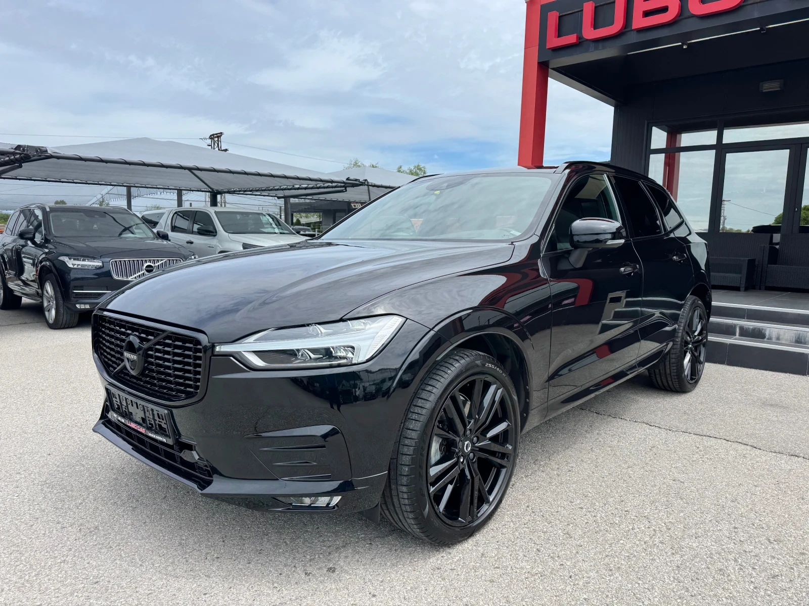 Volvo XC60 D5* AWD* R DESIGN* HEAD UP* ОБДУХВАНЕ* ПАНОРАМА* F, снимка 2 - Автомобили и джипове - 54720477