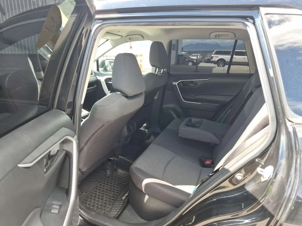 Toyota Rav4  HYBRID XLE PREMIUM | АВТОКРДИТ , снимка 11 - Автомобили и джипове - 54970133