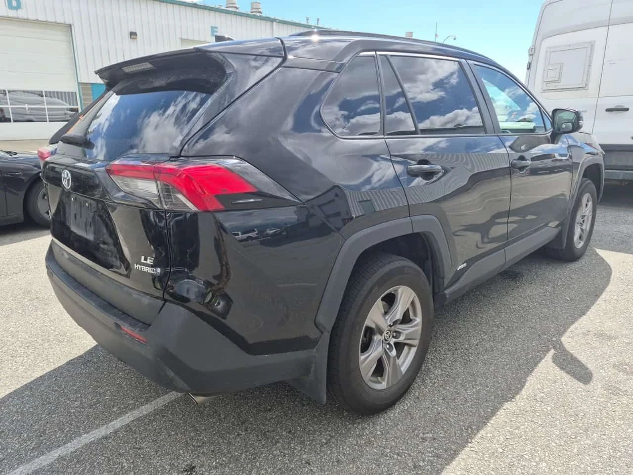 Toyota Rav4  HYBRID XLE PREMIUM | АВТОКРДИТ , снимка 3 - Автомобили и джипове - 54970133
