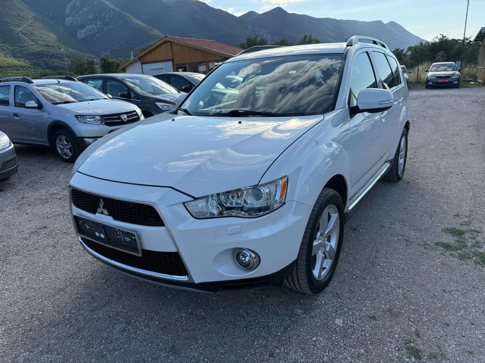 Mitsubishi Outlander 2.2 DID ЧИСТО НОВ 7-МЕСТЕН, снимка 2 - Автомобили и джипове - 55236163
