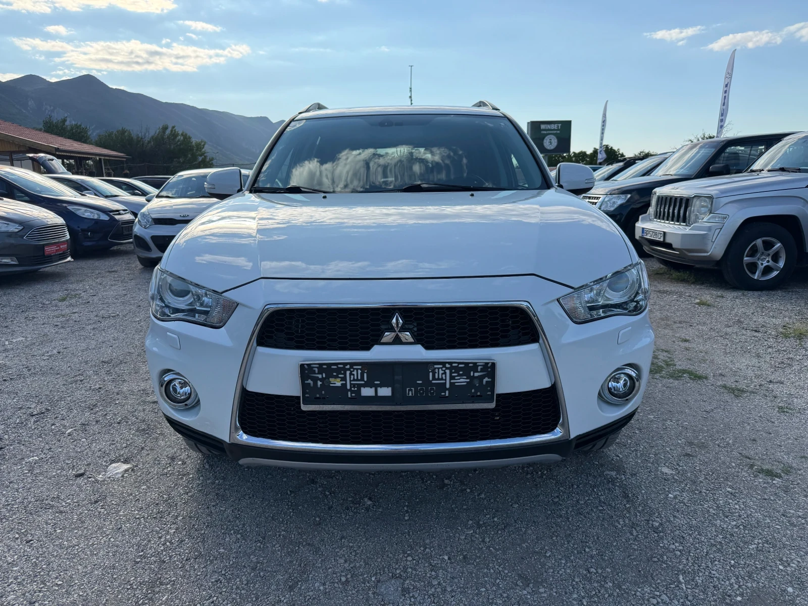 Mitsubishi Outlander 2.2 DID ЧИСТО НОВ 7-МЕСТЕН, снимка 3 - Автомобили и джипове - 55236163