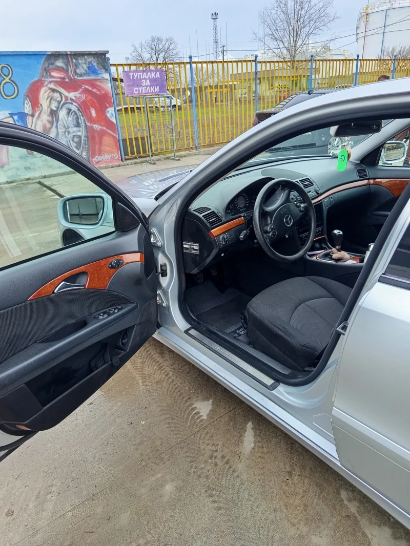 Mercedes-Benz E 220, снимка 7 - Автомобили и джипове - 52991796