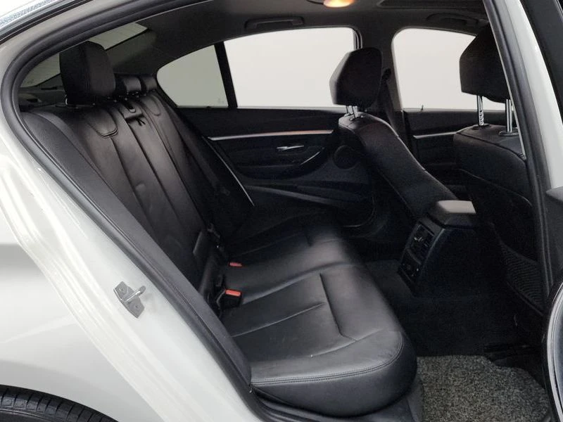 BMW 320 320i Luxury| 180к.с.| ВКЛ.ТЕХНОТЕСТ, снимка 11 - Автомобили и джипове - 55217462