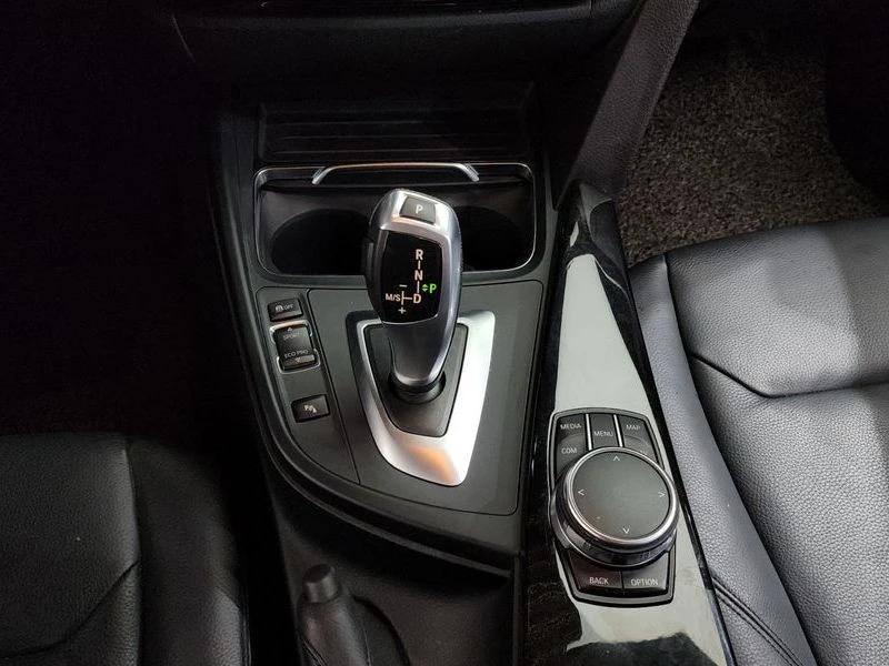 BMW 320 320i Luxury| 180к.с.| ВКЛ.ТЕХНОТЕСТ, снимка 9 - Автомобили и джипове - 55217462