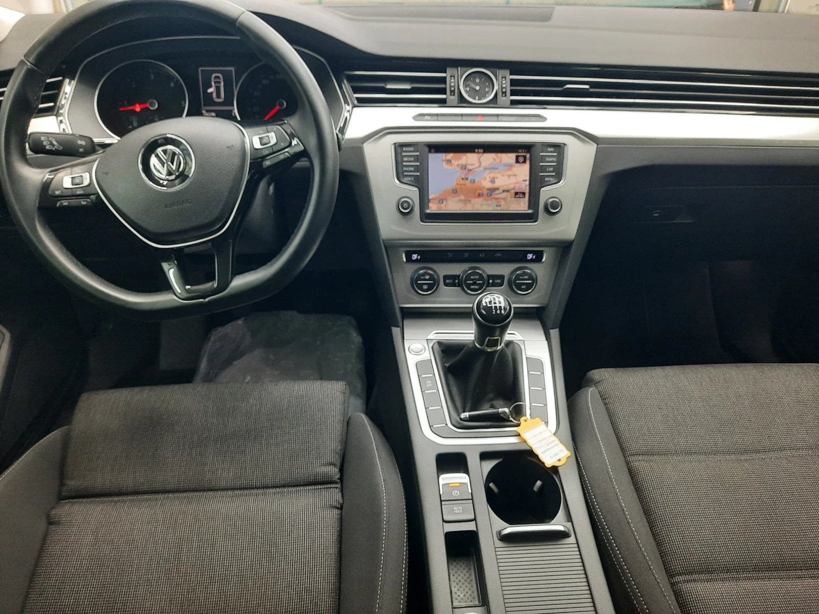 VW Passat 2016та 120hp КАТО НОВ - изображение 10