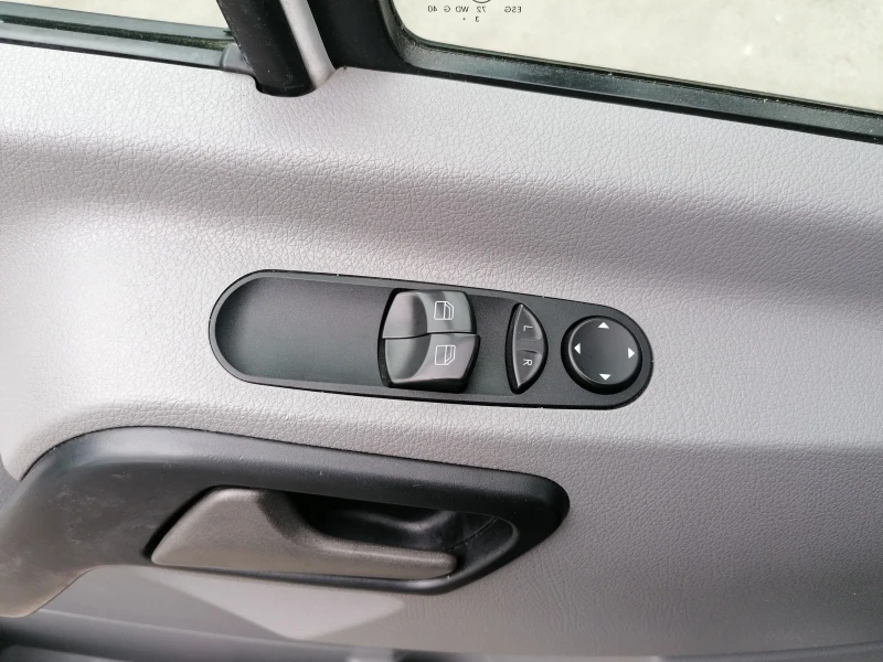 Mercedes-Benz Sprinter 319 319 фургон с падащ борд и странична врата, снимка 12 - Бусове и автобуси - 53225960