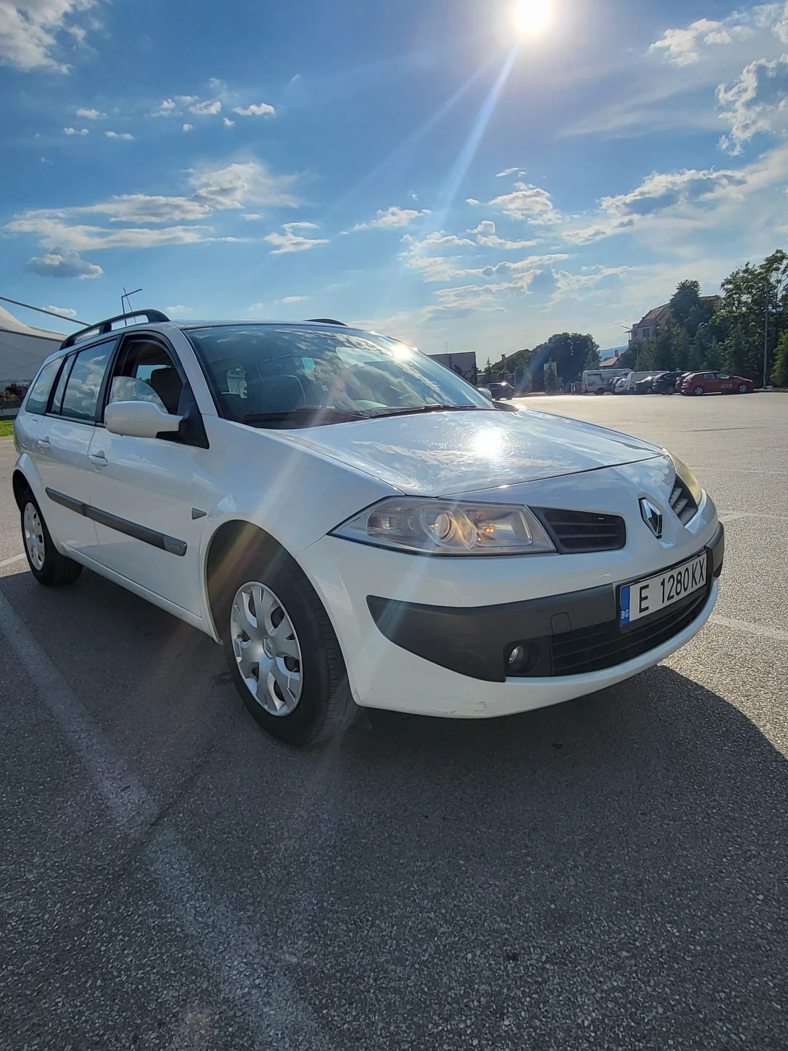 Renault Megane 1.6 Бензин/Automatic/Напълно обслужен, снимка 2 - Автомобили и джипове - 54692373