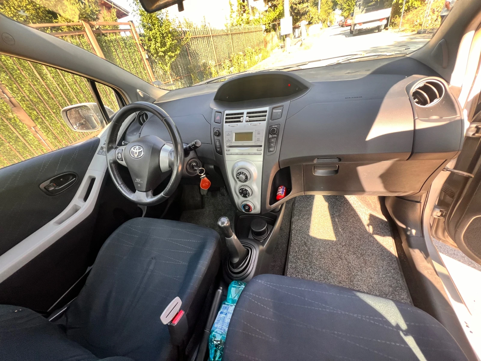 Toyota Yaris 1.0 VVTI, снимка 14 - Автомобили и джипове - 55650263