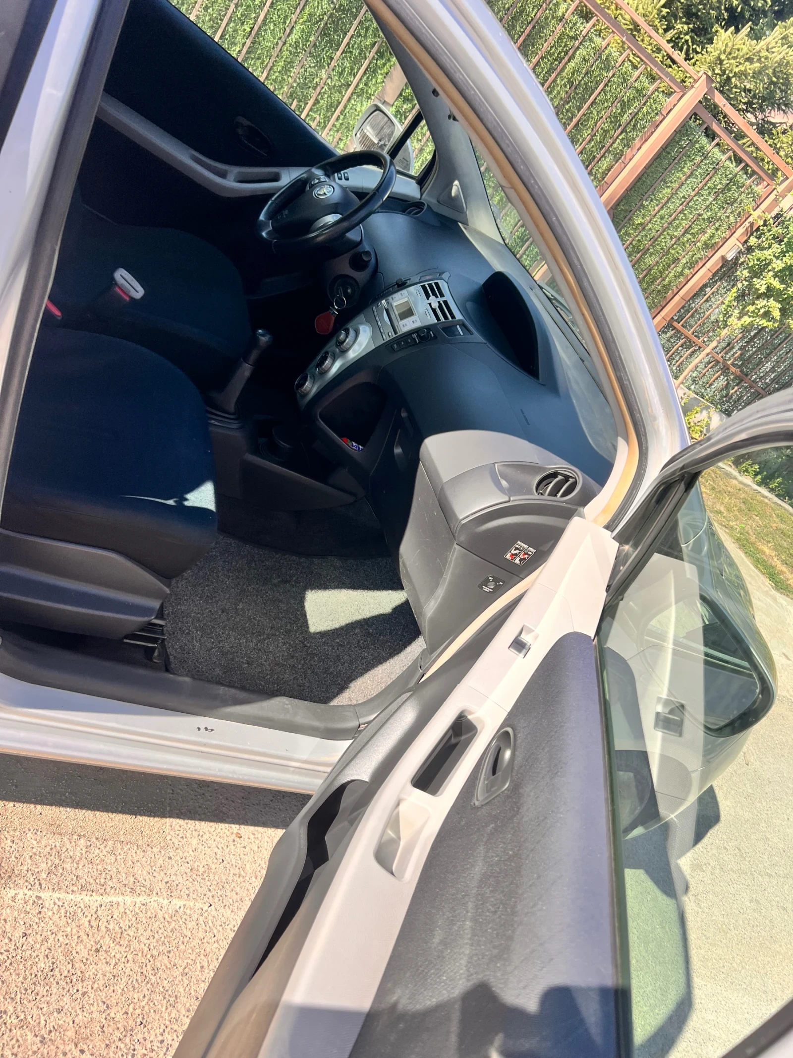 Toyota Yaris 1.0 VVTI, снимка 15 - Автомобили и джипове - 55650263