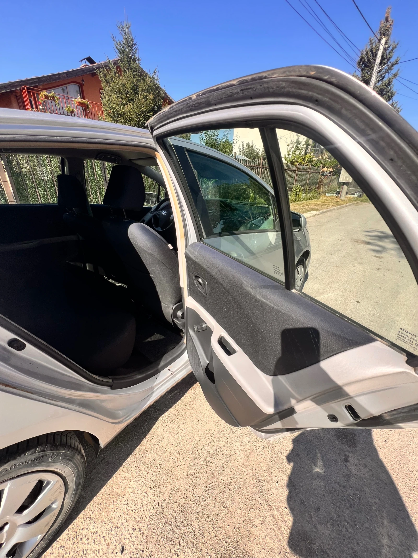 Toyota Yaris 1.0 VVTI, снимка 9 - Автомобили и джипове - 55650263
