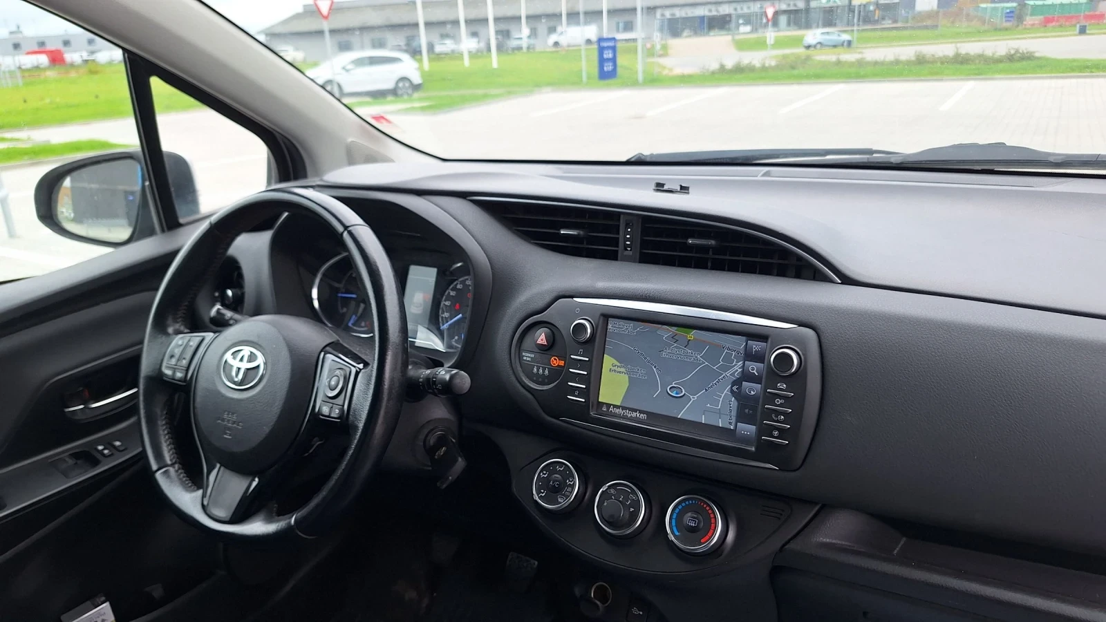 Toyota Yaris 1.4 D4D Подгрев-Нави, снимка 14 - Автомобили и джипове - 56237473