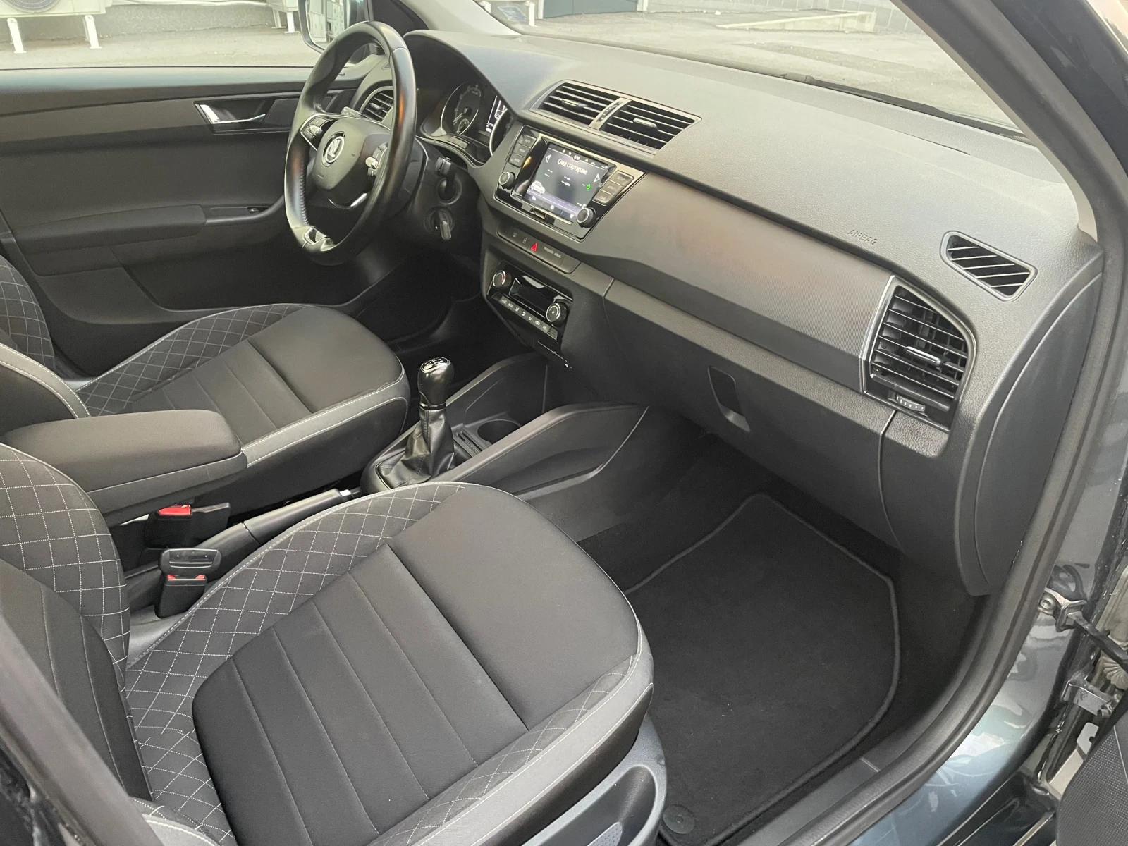 Skoda Fabia 1.0 МРI facelift , снимка 12 - Автомобили и джипове - 56309249