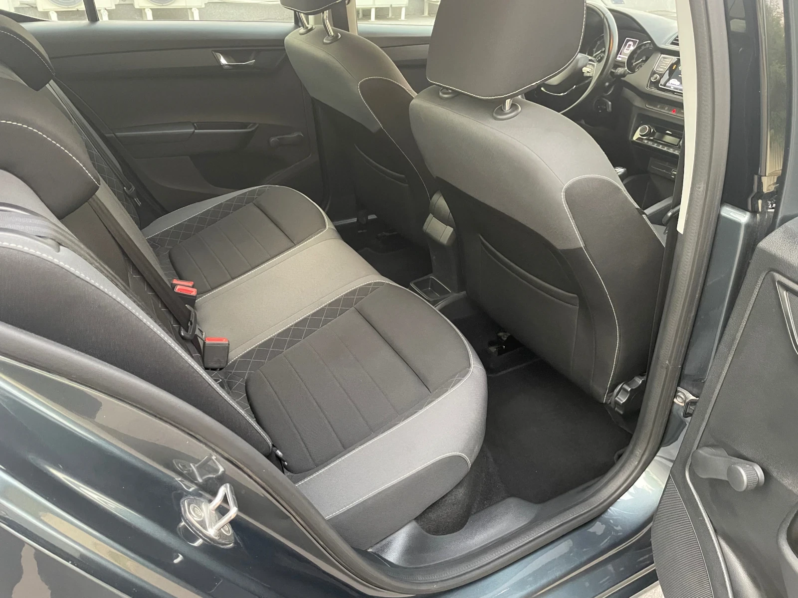 Skoda Fabia 1.0 МРI facelift , снимка 13 - Автомобили и джипове - 56309249