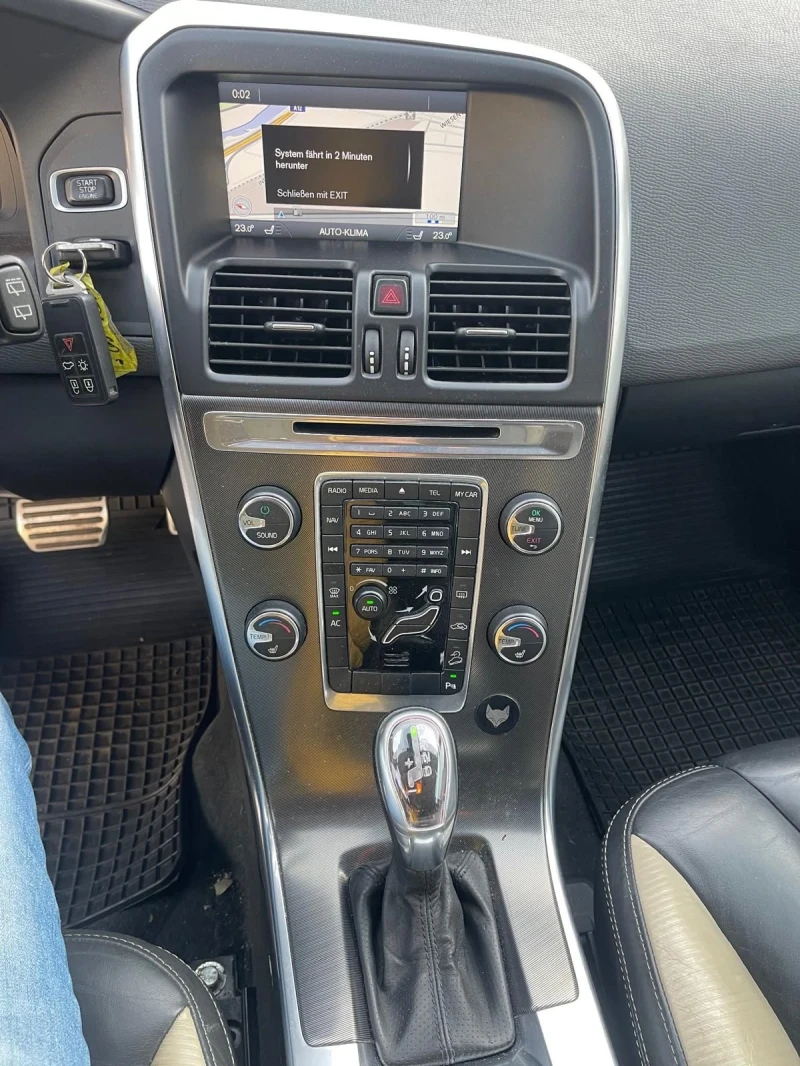 Volvo XC60 R Design D5 Face Xenon 4x4, снимка 10 - Автомобили и джипове - 52693601