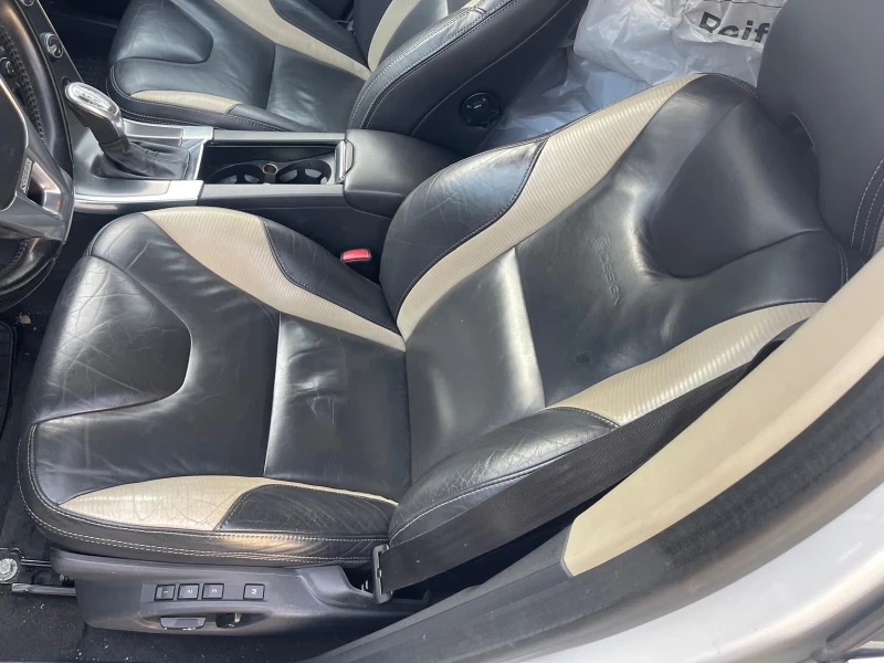 Volvo XC60 R Design D5 Face Xenon 4x4, снимка 11 - Автомобили и джипове - 52693601