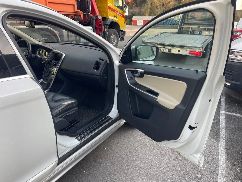 Volvo XC60 R Design D5 Face Xenon 4x4, снимка 17 - Автомобили и джипове - 52693601