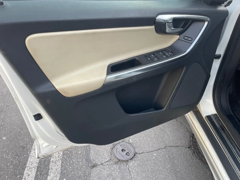 Volvo XC60 R Design D5 Face Xenon 4x4, снимка 15 - Автомобили и джипове - 52693601