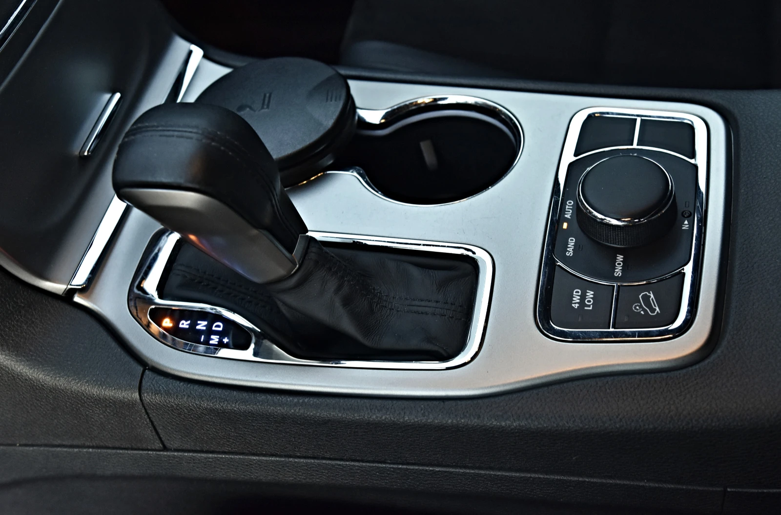 Jeep Grand cherokee 3.0CRDI/NIGHT EAGLE, снимка 10 - Автомобили и джипове - 54322898