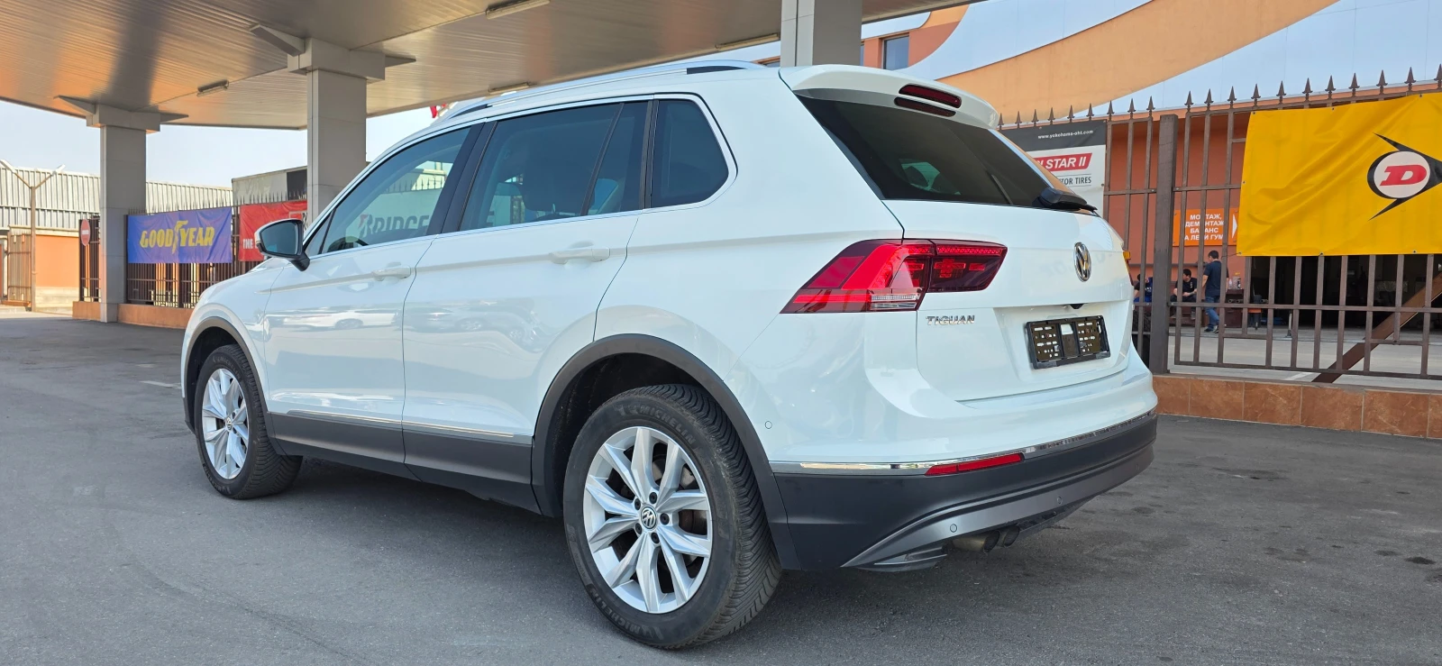 VW Tiguan 2.0TDI* 4MOTION* AVTOMAT* KEYLESS* DISTRONIC* SWIS, снимка 6 - Автомобили и джипове - 55930314
