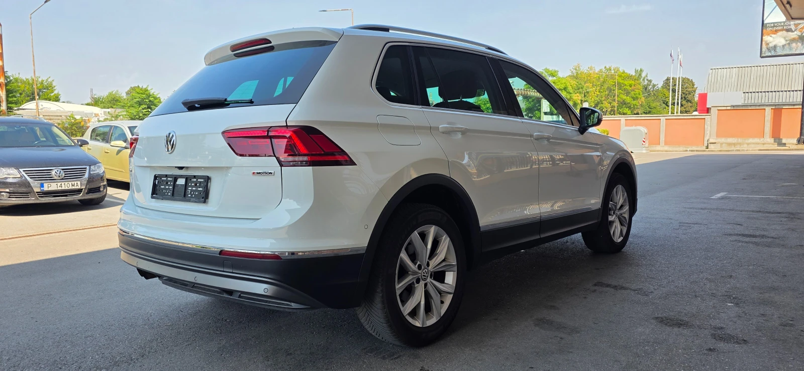 VW Tiguan 2.0TDI* 4MOTION* AVTOMAT* KEYLESS* DISTRONIC* SWIS, снимка 4 - Автомобили и джипове - 55930314