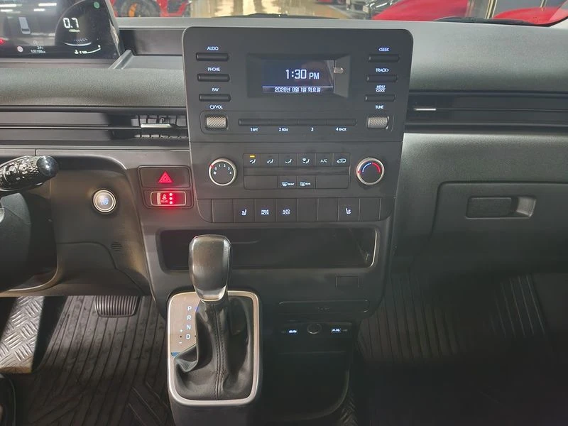 Hyundai Staria 2.2 Automatic, снимка 12 - Автомобили и джипове - 55949686
