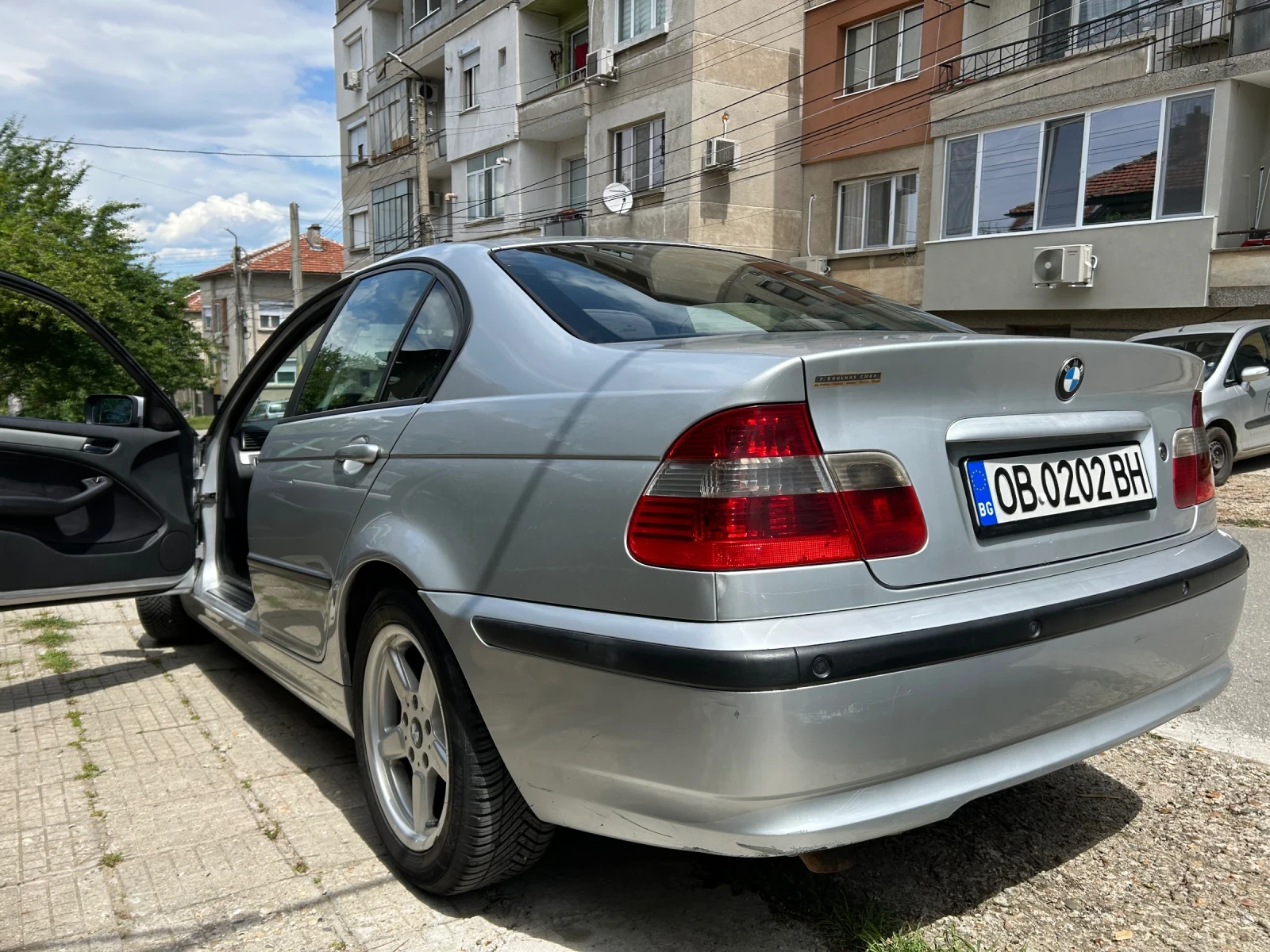 BMW 320 Facelift 5ск, снимка 6 - Автомобили и джипове - 54573241