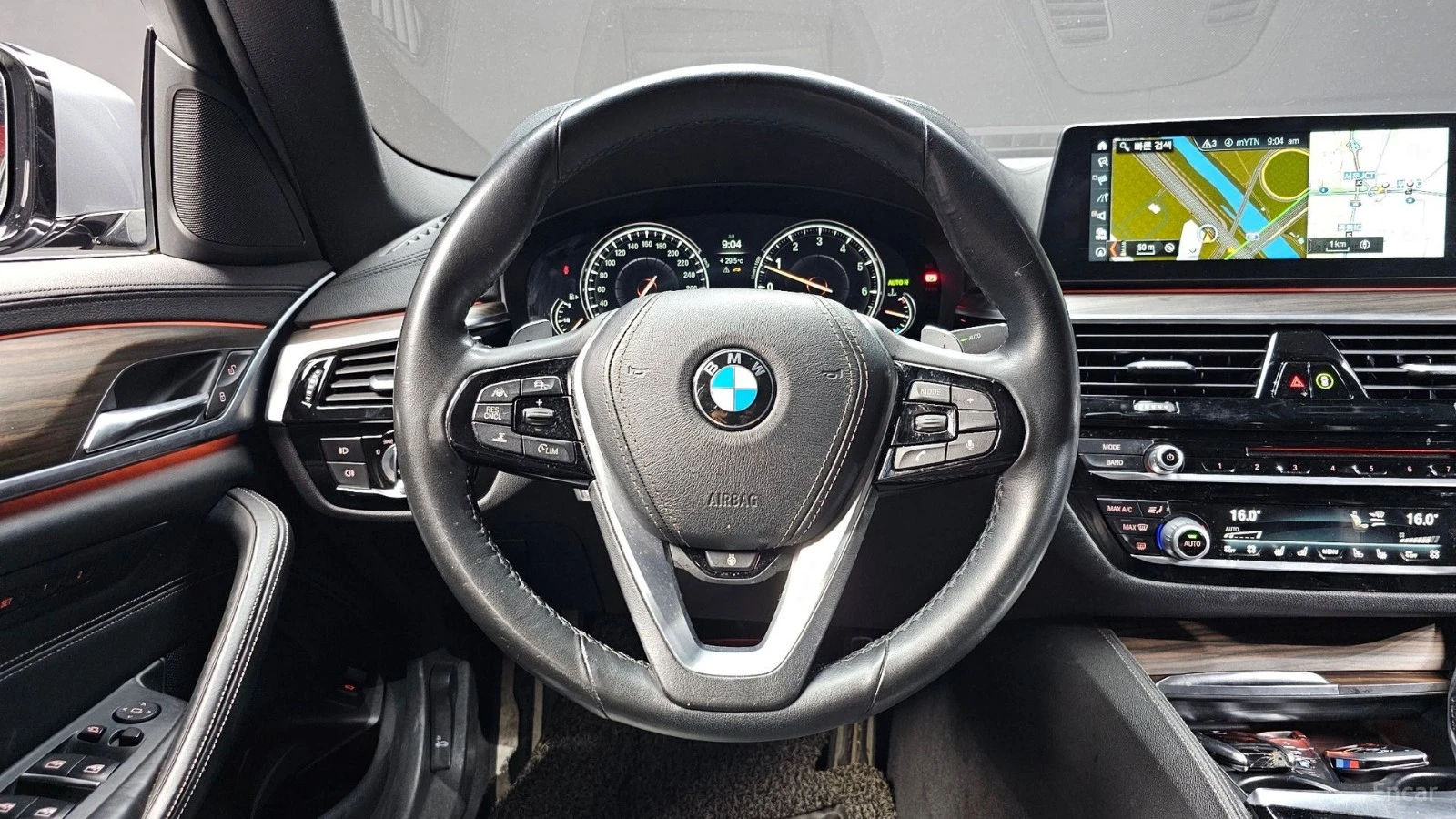 BMW 530 i - M PKG - DIGITAL KEY - ОБДУХ - ПОДГРЕВИ, снимка 12 - Автомобили и джипове - 56311531