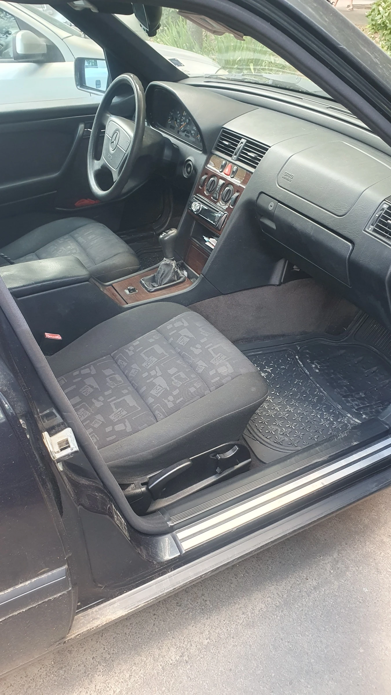 Mercedes-Benz C 180, снимка 4 - Автомобили и джипове - 56416163