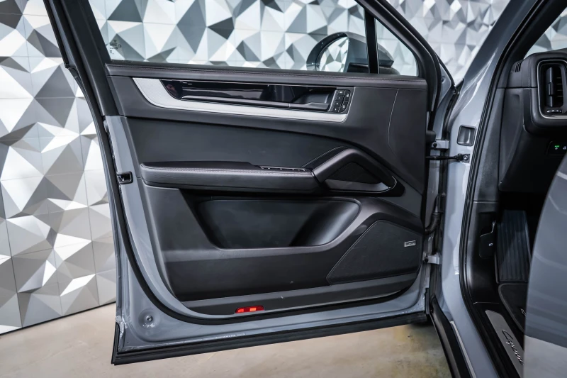 Porsche Cayenne E-Hybrid Coupe * Bose * Pano , снимка 7 - Автомобили и джипове - 53283629