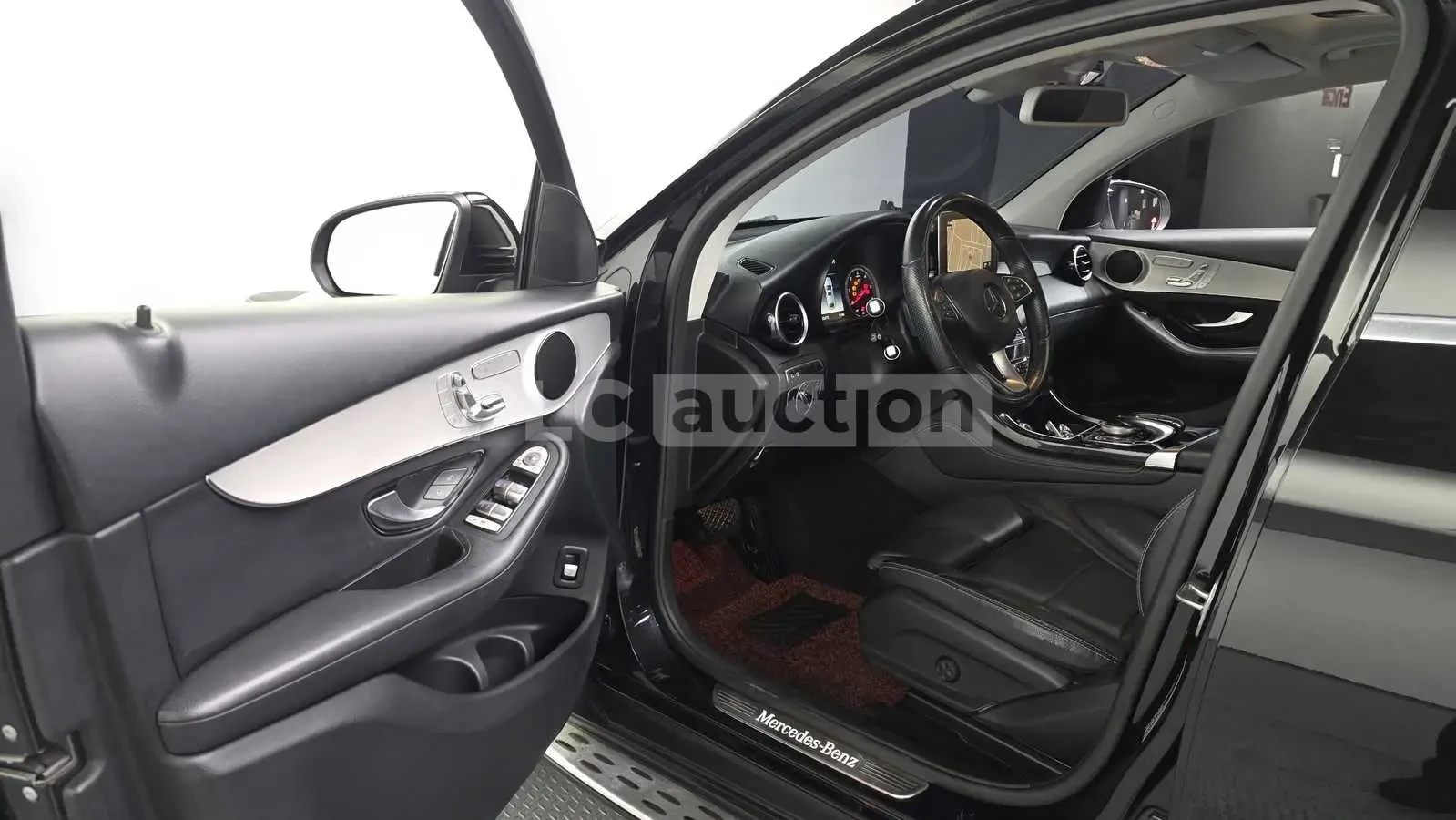 Mercedes-Benz GLC 220 d 4MATIC AMG COUPE| 360| PANO| ВКЛ.ТЕХНОТЕСТ, снимка 4 - Автомобили и джипове - 54869489
